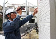 打診棒を使用して壁の内部を確認します。