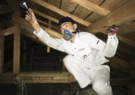 雨漏りの場合は、小屋裏もしっかり点検します。