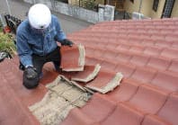 屋根の上に登って、劣化状況を点検します。※