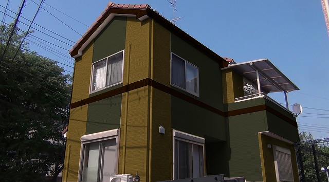 カーキ ブラウンの縦ラインでツートン外壁 さいたま市南区の外壁塗装 埼玉県の塗装ブランド I Sumu塗装