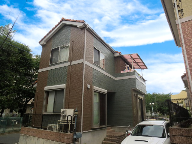 カーキ ブラウンの縦ラインでツートン外壁 さいたま市南区の外壁塗装 埼玉県の塗装ブランド I Sumu塗装